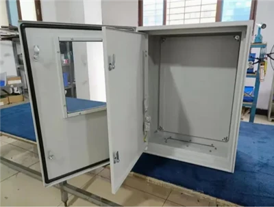 Коробка управления корпусом на стене с внутренней дверью